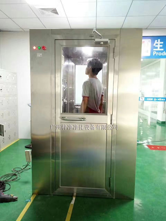 風淋室廣泛應(yīng)用于電子、制藥、食品、精密儀器制造等行業(yè)。