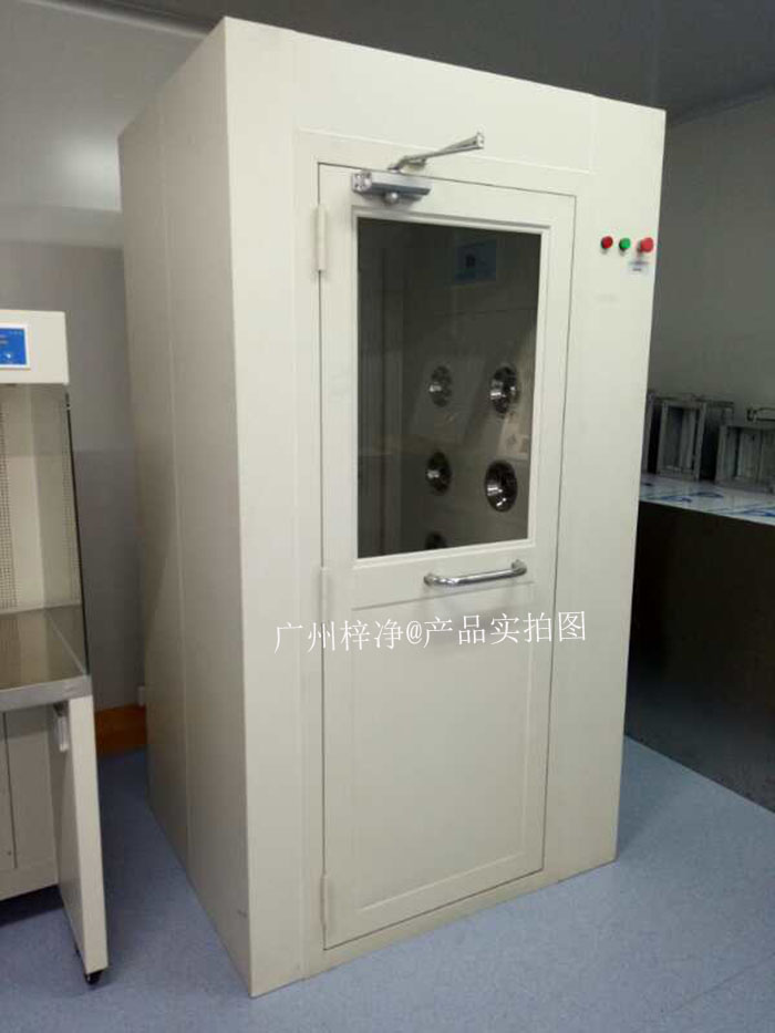 風淋室運行過程中產生的噪音可能會對操作人員造成不適,影響工作效率。 風淋室運行過程中產生的噪音可能會對操作人員造成不適,影響工作效率。