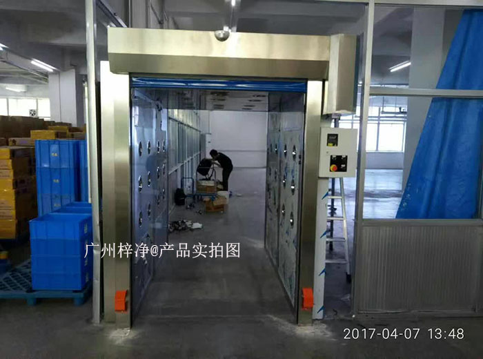 快速卷簾門風(fēng)淋室和快速卷簾門貨淋室的工作原理主要基于高效過濾器和快速氣流交換。 快速卷簾門風(fēng)淋室和快速卷簾門貨淋室的工作原理主要基于高效過濾器和快速氣流交換。
