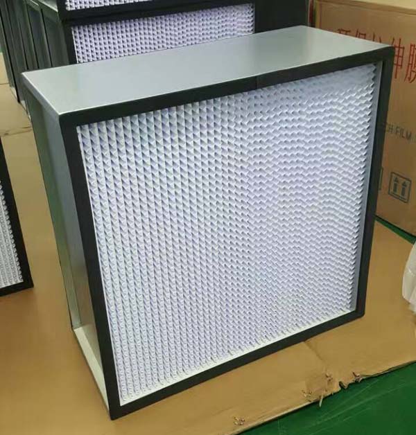 HEPA高效過濾器能夠過濾掉0.3微米以上的微粒,對于大多數潔凈室的要求已經足夠。 HEPA高效過濾器能夠過濾掉0.3微米以上的微粒,對于大多數潔凈室的要求已經足夠。